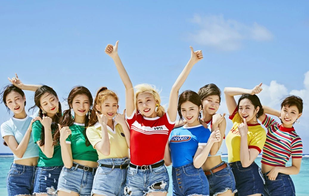 🇰🇷 Buy Momoland albums and merch online at Seoul-Mate.de